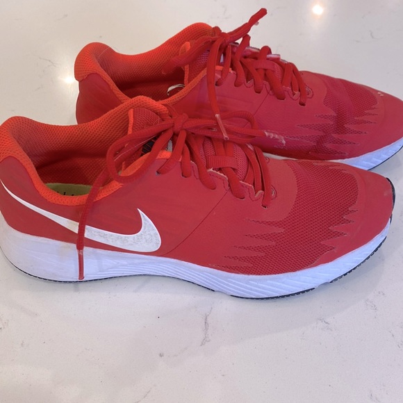 Like new Boys size 6 Nike sneakers - Picture 1 of 3